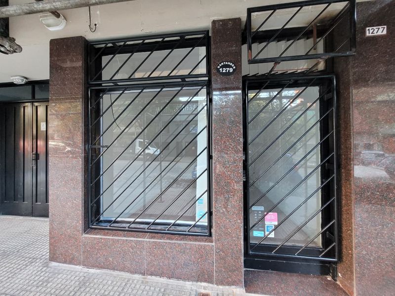 Local comercial con acceso independiente desde la vía publica. Excelente ubicacion a metros de Av. Asamblea!