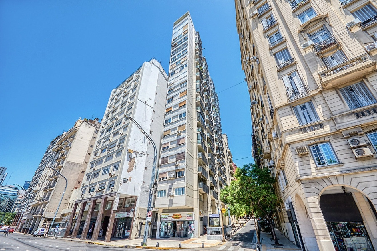 LIBERTADOR Y BASAVILBASO - TORRE TODO LUZ Y SOL - BALCÓN - PISO ALTO - IMPECABLE