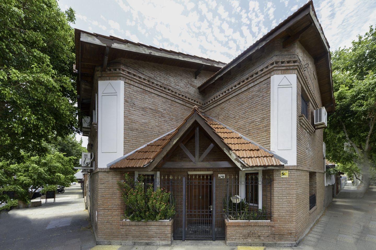 Casa tipo chalet de 5 ambientes con terraza, patio y 2 cocheras en Villa General Mitre.